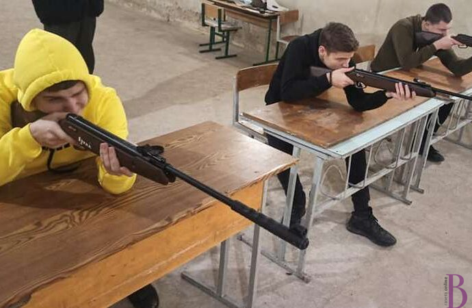 У СЗШ № 29 навчають стріляти старшокласників усіх шкіл Винник і сусідніх сіл (фото)