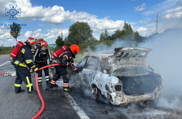 Вогонь знищив автівку