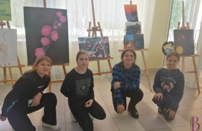 Виставка малюнків Софії Толоченко: поєднання різних технік і тематик (фото)