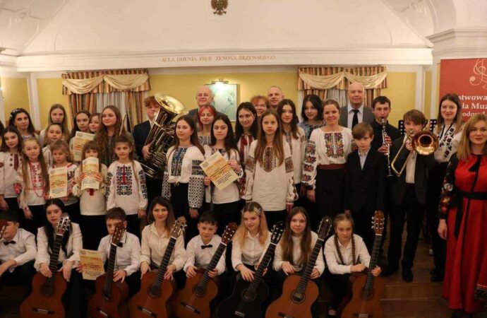 Учні Винниківської школи мистецтв привезли найвищі нагороди з Ланьцута