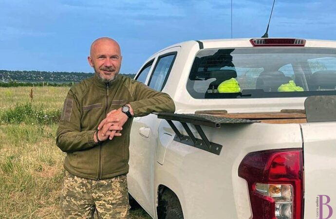 Поки Лев Левків воює, його картини розповідають світові про талановитих українців