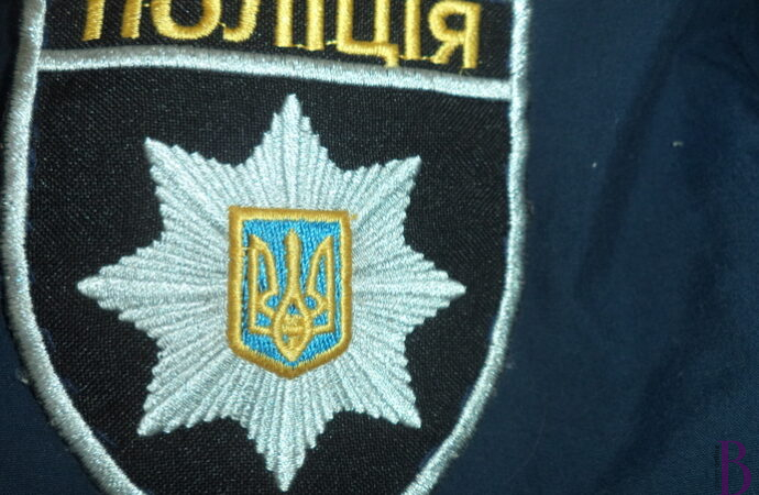 На кільцевій дорозі нетверезий водій погрожував патрульним гранатою
