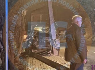 У Винниках автомобіль влетів у стовп
