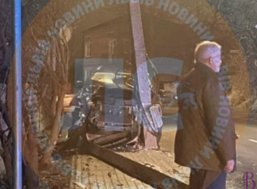 У Винниках автомобіль влетів у стовп