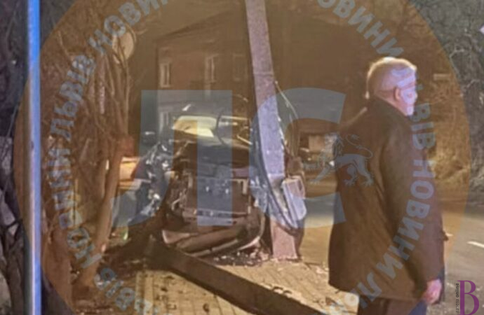 У Винниках автомобіль влетів у стовп
