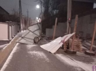 Негода у Винниках: на одній з вулиць вітром знесло паркан
