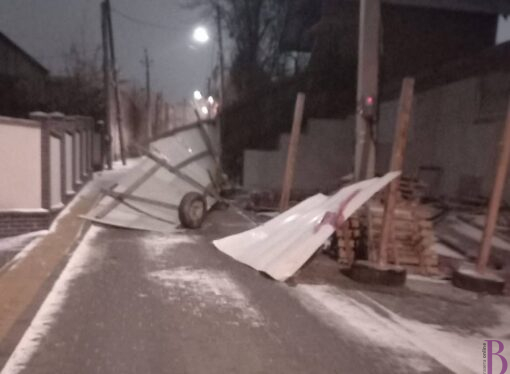 Негода у Винниках: на одній з вулиць вітром знесло паркан