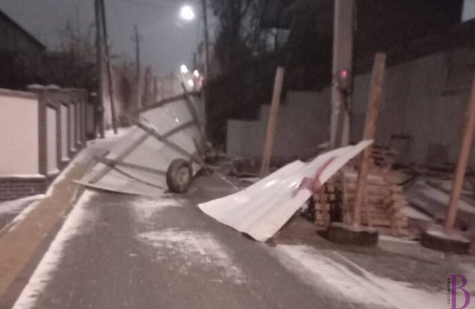 Негода у Винниках: на одній з вулиць вітром знесло паркан
